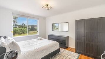 3 bedrooms, iron/ironing board, bed sheets