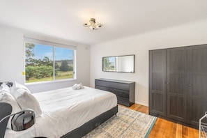 3 bedrooms, iron/ironing board, bed sheets