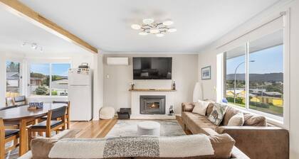 Modern Coastal Escape in Triabunna