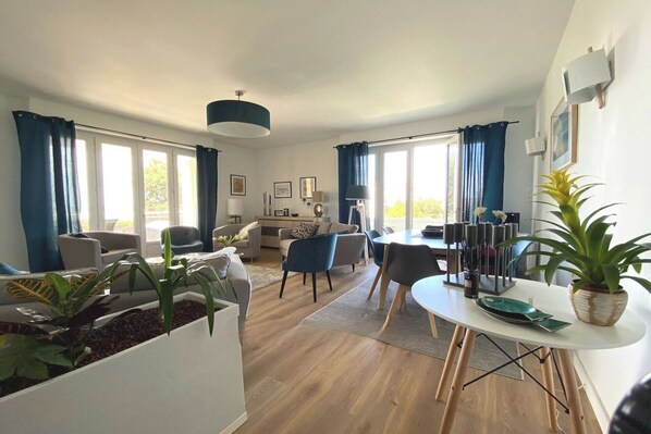 Living area - Charming 3-bedroom apartment Royan Pontaillac with WiFi sea view (Royan)
