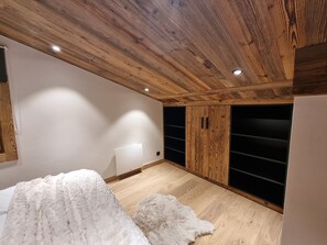 2 多间卧室、熨斗/熨衣板、WiFi、床单