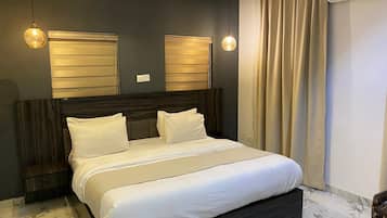 1 habitación, escritorio y espacio para trabajar con laptop