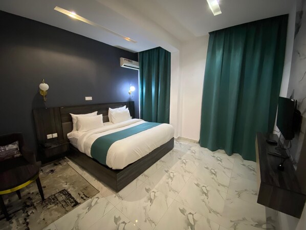 標準單人房, 1 張加大雙人床, 非吸煙房, 地面 | 1 間睡房、書桌、手提電腦工作空間、免費 Wi-Fi