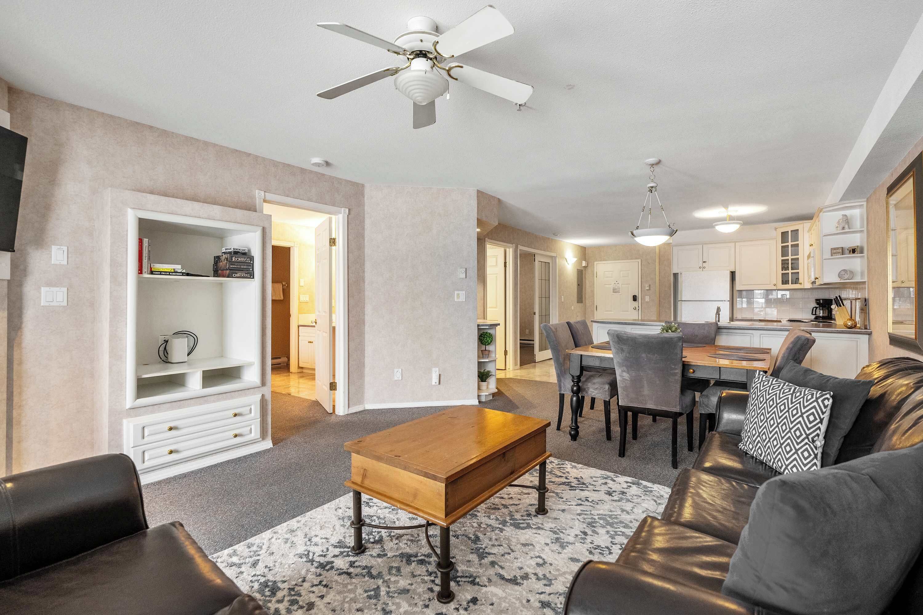 テレビ、暖炉、書斎 / ワークスペース