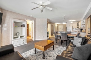 Una televisión, una chimenea, una oficina