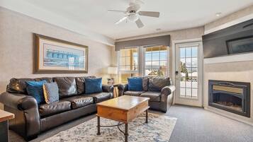 Una televisión, una chimenea, una oficina