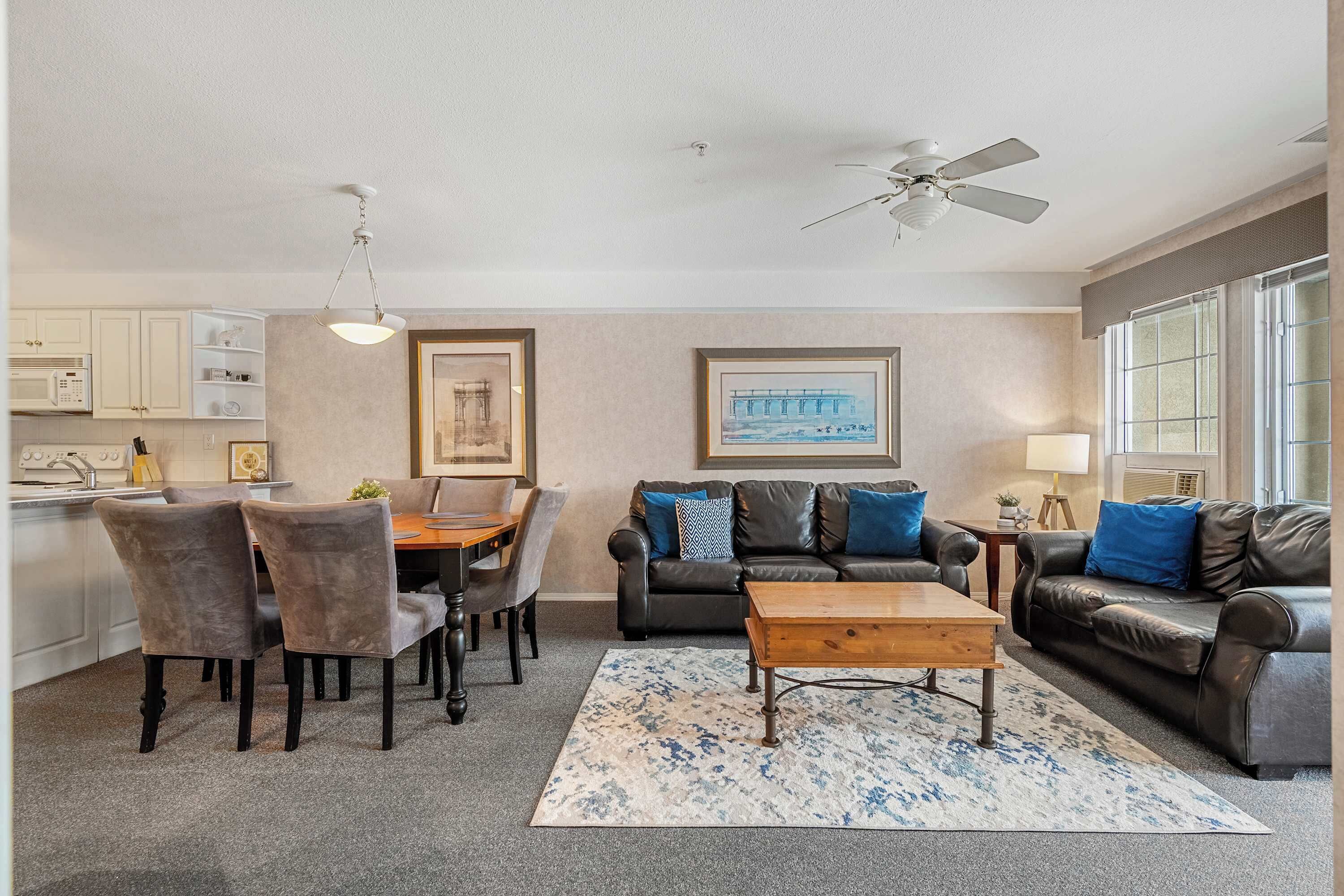 Televisión, chimenea y oficina 