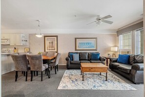 Télévision, cheminée, espaces bureaux