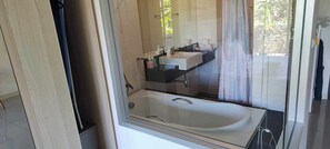 Douche, sèche-cheveux, serviettes fournies, savon