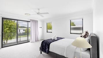 3 slaapkamers, een strijkplank/strijkijzer, wifi, beddengoed