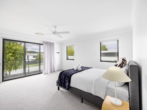 3 bedrooms, iron/ironing board, WiFi, bed sheets - 1min to Shop! BrandNew 4BR Modern Home Central A/C (Upper Kedron)