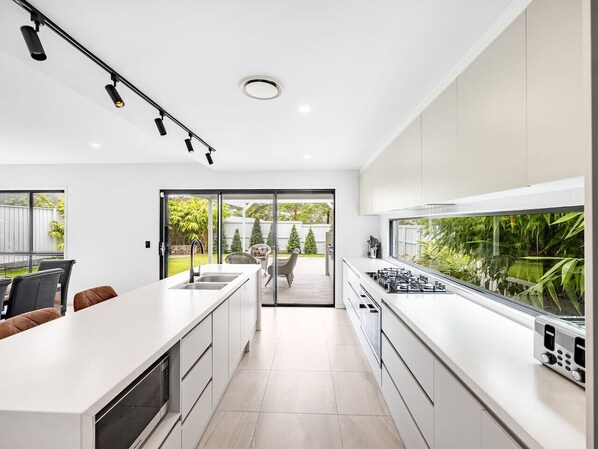 Fridge, microwave, oven, stovetop - 1min to Shop! BrandNew 4BR Modern Home Central A/C (Upper Kedron)