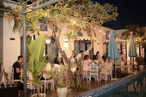 Outdoor dining - Villa 04 Bedroom, Pool, Private, Near Beach, Ngu Hanh Son, Da Nang (Da Nang)