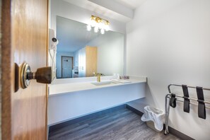 Superior Double Room | Bathroom | Shower, hair dryer, towels, soap - BLUE HORSE MOTEL (Beiseker)