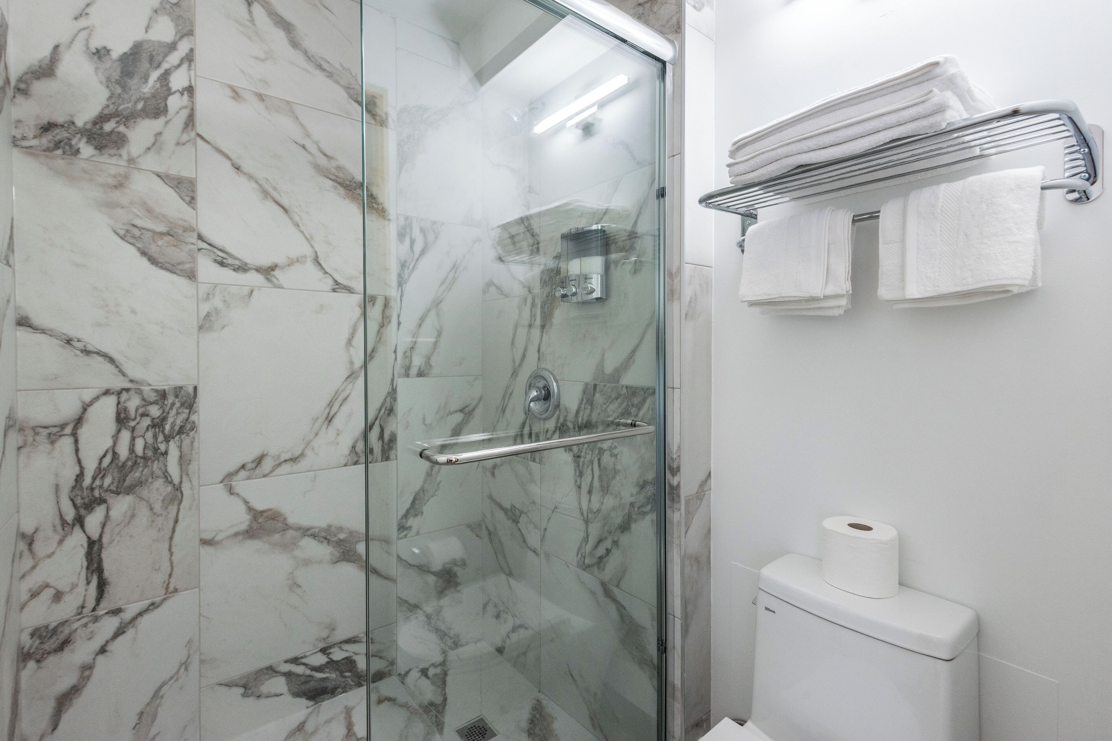 Quarto casal superior | Banheiro | Chuveiro, secador de cabelo, toalhas de banho, sabonete
