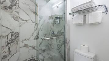 Quarto casal superior | Banheiro | Chuveiro, secador de cabelo, toalhas de banho, sabonete