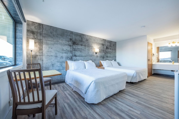 Habitación doble superior | Espacio para trabajar con un portátil, wifi gratis, ropa de cama