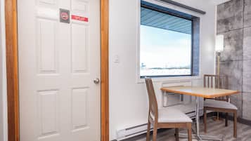 Habitación doble superior | Espacio para trabajar con un portátil, wifi gratis, ropa de cama