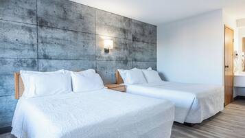 Quarto casal superior | Espaço de trabalho para notebook, Wi-Fi de cortesia, roupa de cama