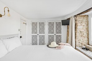 2 bedrooms, iron/ironing board, Internet, bed sheets