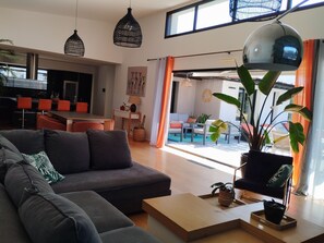 Smart-TV, Tischtennisplatte, Bücher, Drucker