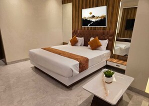 Rom – premium, byutsikt | Safe på rommet, strykejern/-brett, wi-fi (inkludert) og rullestolvennlig