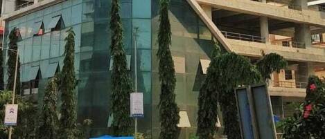 المنشأة من الخارج