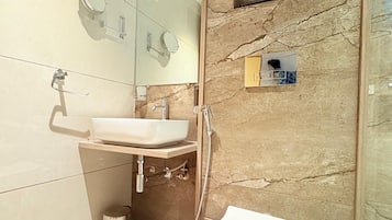 Kamar Deluks, pemandangan kota | Kamar mandi | Shower dan sandal