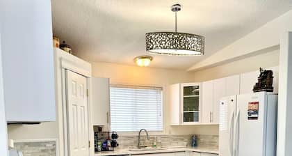 Fort McMurray Home - 4 Bedroom House: Perfect for Families & Business