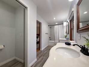 Haartrockner, Handtücher, Seife, Shampoo