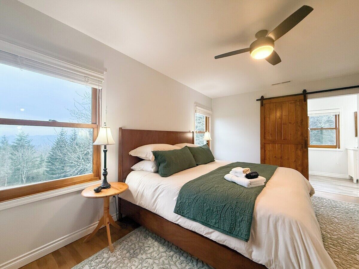 3 bedrooms, iron/ironing board, travel cot, free WiFi