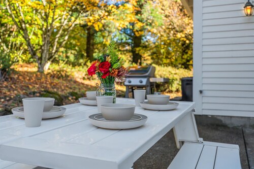 Cellar's Choice: Elegant Farmhouse Gem with Wine Cellar in Scenic Countryside