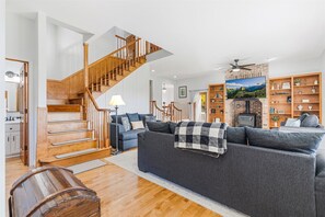 Smart TV, DVD player, books, stereo