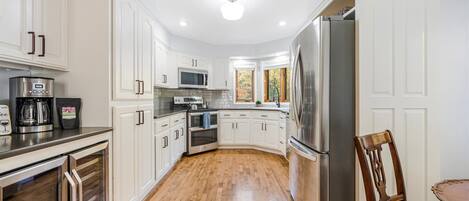 Frigorifero, microonde, forno, piano cottura