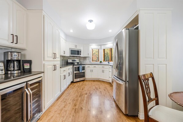 Een koelkast, een microgolfoven, een oven, een kookplaat