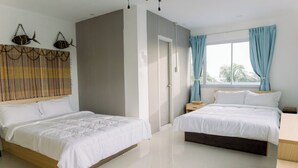 Une chambre moderne avec deux lits, une grande fenêtre avec des rideaux et une décoration murale représentant des poissons.