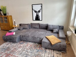 Smart-tv, een open haard, videospelletjes en boeken