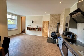 Een koelkast, een microgolfoven, een oven, een kookplaat