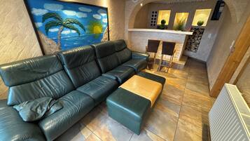 Smart-TV, Kamin, Videospiele, Bücher