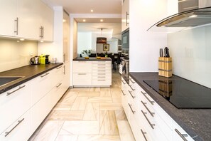 Een koelkast, een magnetron, een oven, een vaatwasser