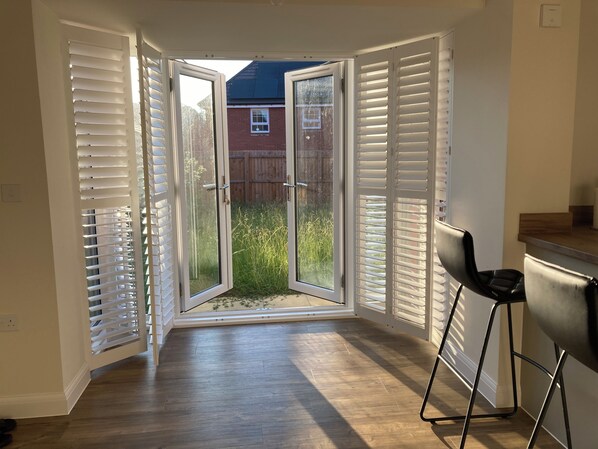 Interior - House-Sleeps 8 -Parking-Garden (Barton Seagrave)