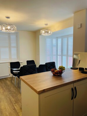 Dining - House-Sleeps 8 -Parking-Garden (Barton Seagrave)