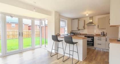 House-Sleeps 8 -Parking-Garden