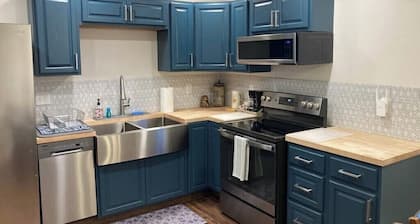 Cozy 2-bedroom apartment in soothing Anchorage with WiFi