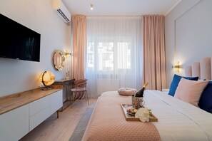 Appartement Deluxe, 2 chambres, balcon, vue sur la ville | 2 chambres, rideaux d’obscurcissement, fer et planche à repasser