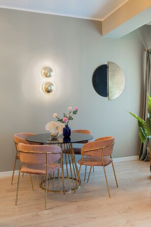 Leilighet – deluxe, 2 soverom, balkong, byutsikt | Oppholdsområde | En 42-tommers smart-TV med kabel-kanaler samt Netflix