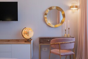 Leilighet – deluxe, 2 soverom, balkong, byutsikt | 2 soverom, blendingsgardiner, strykejern/-brett og wi-fi (inkludert)