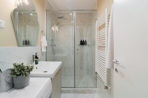 Deluxe Apartment, 2 Bedrooms, Balcony, City View | Bathroom - Designer 2-Bedroom Flat with Balcony & Full Amenities Steps from Piata Universitatii (Bucharest)