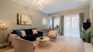 Appartement Deluxe, 2 chambres, balcon, vue ville | Salle de séjour | TV connectée de 42 pouces avec chaßnes par cùble, Netflix
