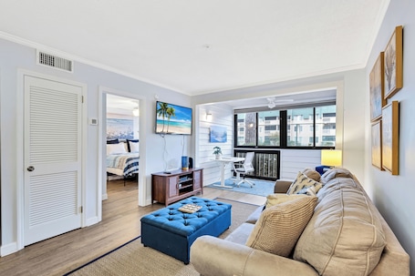 Smart TV. Port Royal Spa heaven with private beach access